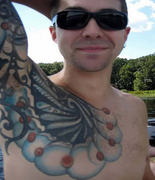 Brustwarzentattoo.