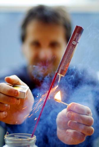 Die Italienerinnen wollen keinen Sex mit ihren Ehemännern haben, weil diese lieber fremde Raketen steigen lassen. (jlp)