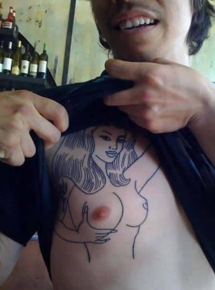 Brustwarzentattoo.