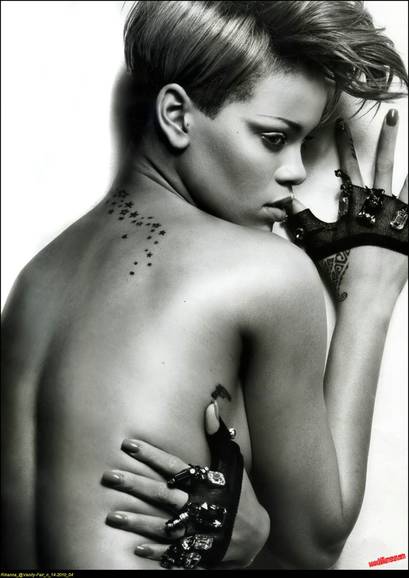 Rihanna mit nacktem Rücken.