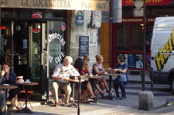 Die Pariser Cafés sind echte Wahrzeichen der Stadt der Liebe. Dort treffen sich die Pariserinnen immer mit der ganzen Männerwelt. (jlp)