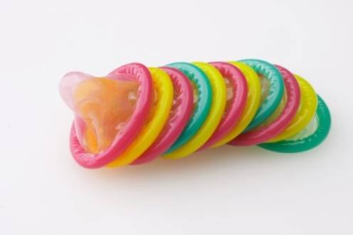 Mit dem überziehen kondom mund Kondom überziehen: