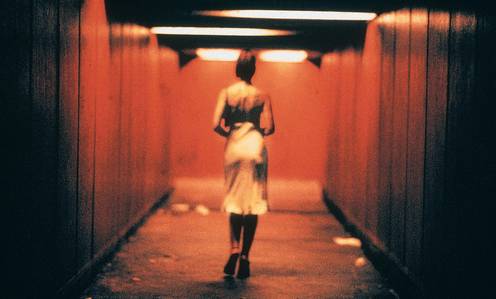 Alle, die die Schwere von sexuellen Vergehen bezweifeln, sollten sich den Film Irreversible ansehen. Am Ende des Films fragen Sie sich dann, ob die Strafe überhaupt dem Verbrechen gleichwertig sein kann und ob sie zur Katharsis führt. (jlp)