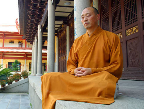 Buddhistische Mönche werden in Filmen als weise Männer gezeigt, die eine Frau nicht einmal von der Seite ansehen. (jlp)